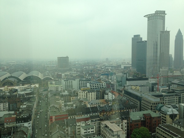 Ausblick auf Frankfurt a. M. aus einem der Konferenzräume im "Skyper".